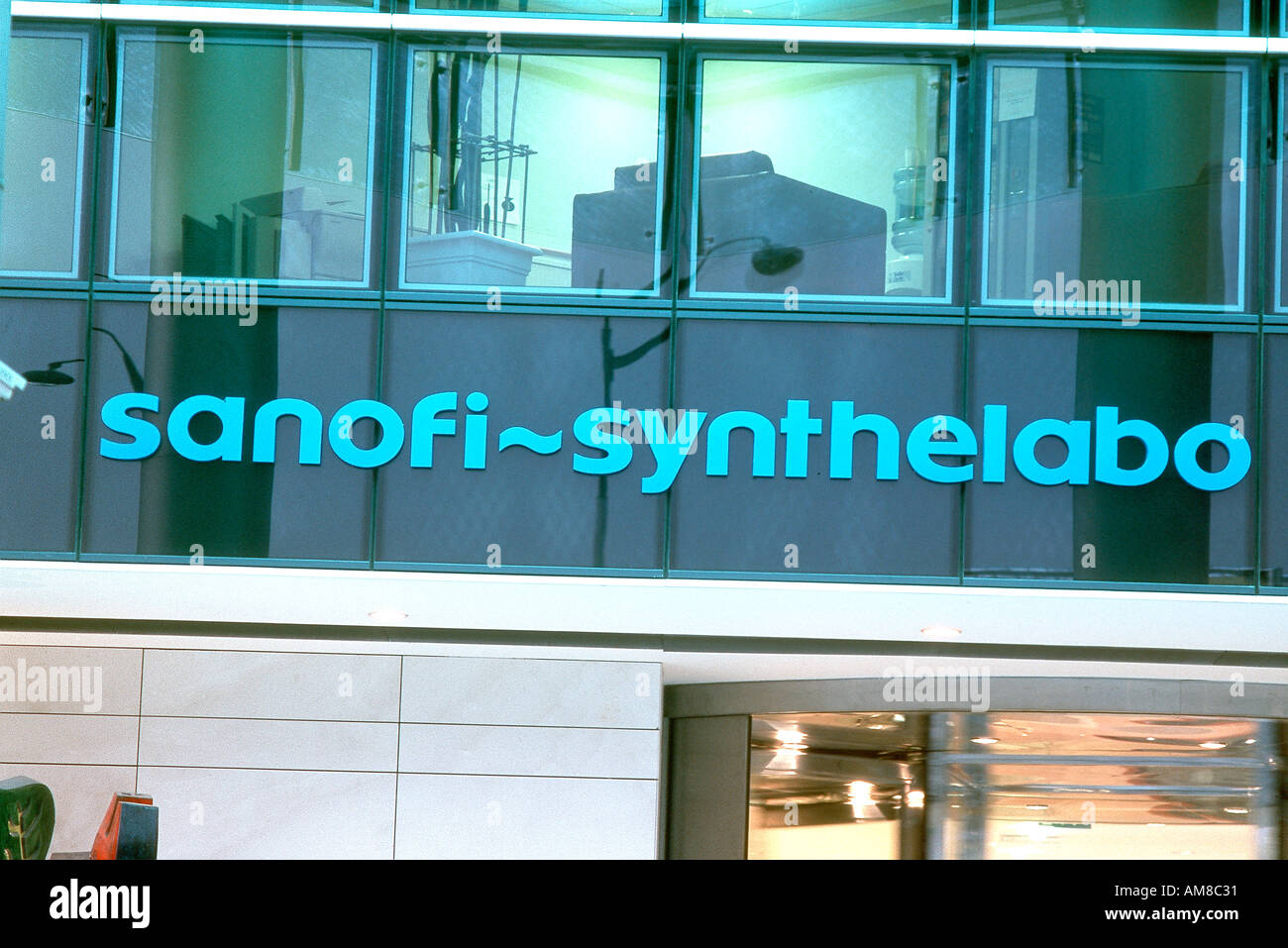 Paris France 'sanofi Synthlabo' Pharmaceuticals Siège de l'entreprise détail panneau Bâtiment avant (ancien nom de l'entreprise) Industrie pharmaceutique Banque D'Images