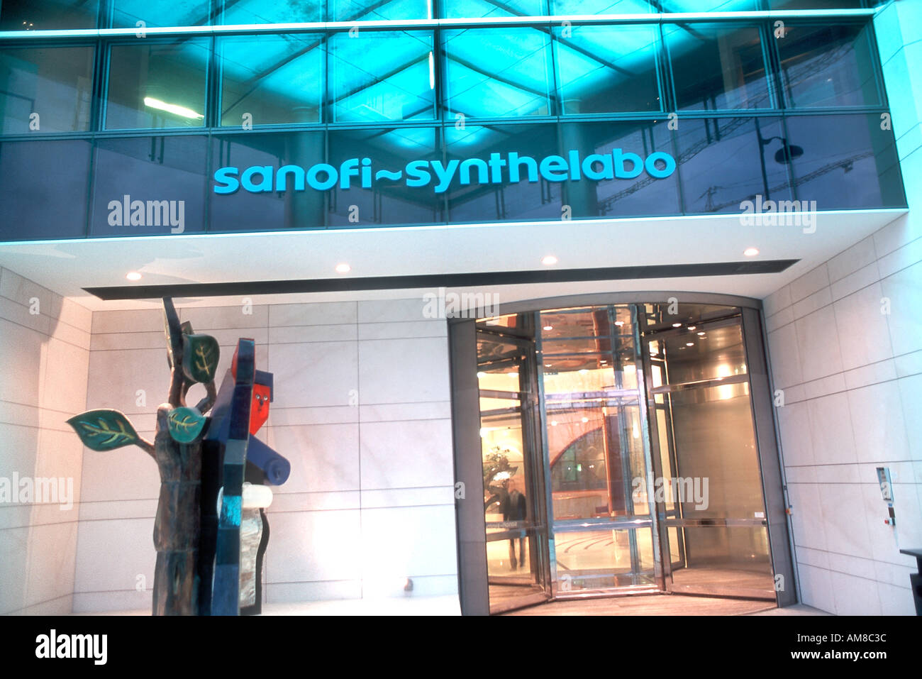 Paris France, siège social de « sanofi Synthelabo » Pharmaceutical Corporation Bâtiment de nuit (ancien signe) industrie pharmaceutique Banque D'Images