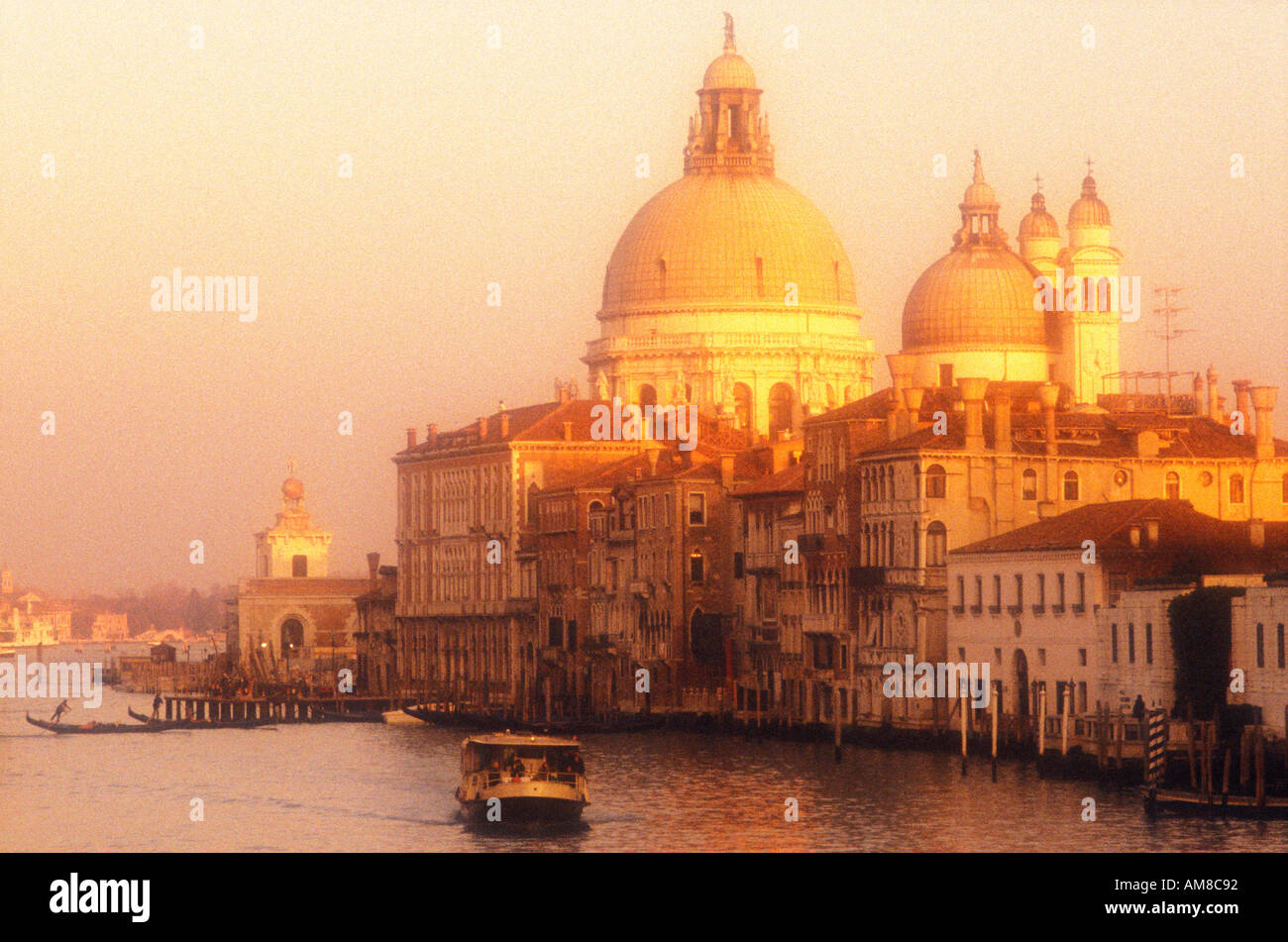 Italie Venise Le Grand Canal avec Santa Maria della Salute et un vaporetto Banque D'Images