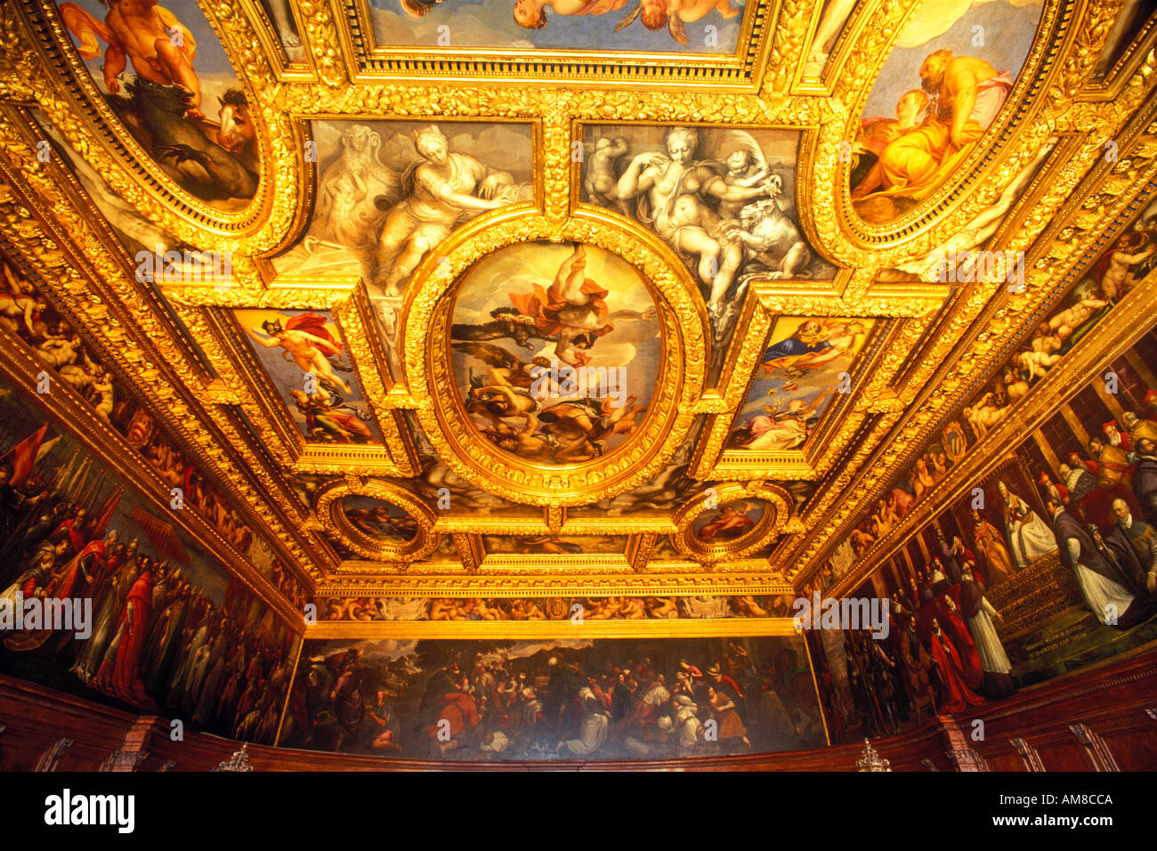Italie Venise Le Palais des Doges vue de l'intérieur de plafond décoré Banque D'Images