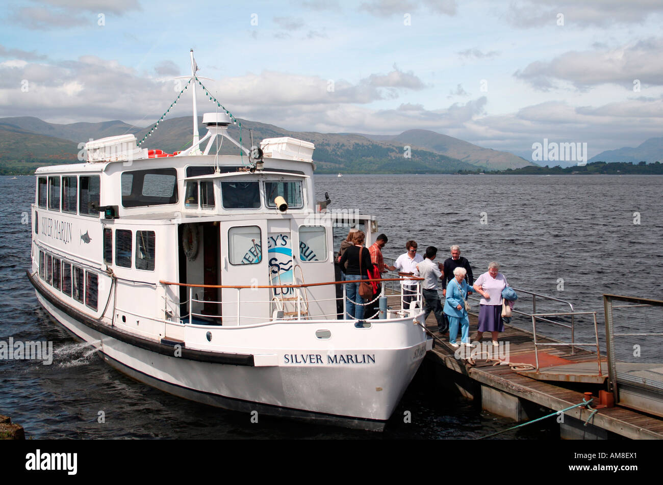 Les passagers débarquant d'argent sur le Marlin de Loch Lomond, Ecosse, Royaume-Uni Banque D'Images