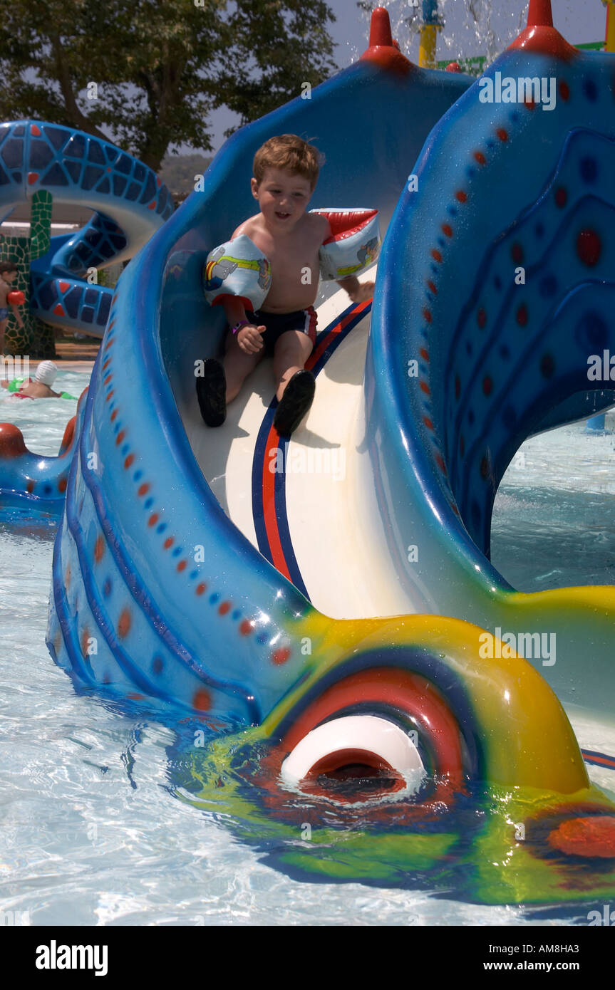 Jeune garçon sur toboggan aquatique dans Varkissa banaki Peja Attiki