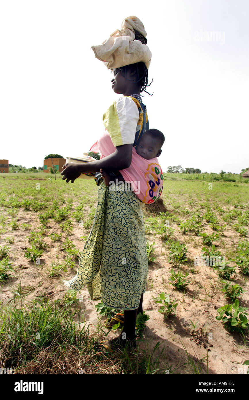 Fada N Gourma Burkina Faso 23 Août 2005 Un Oue mère avec son enfant dans une écharpe sur le dos Banque D'Images