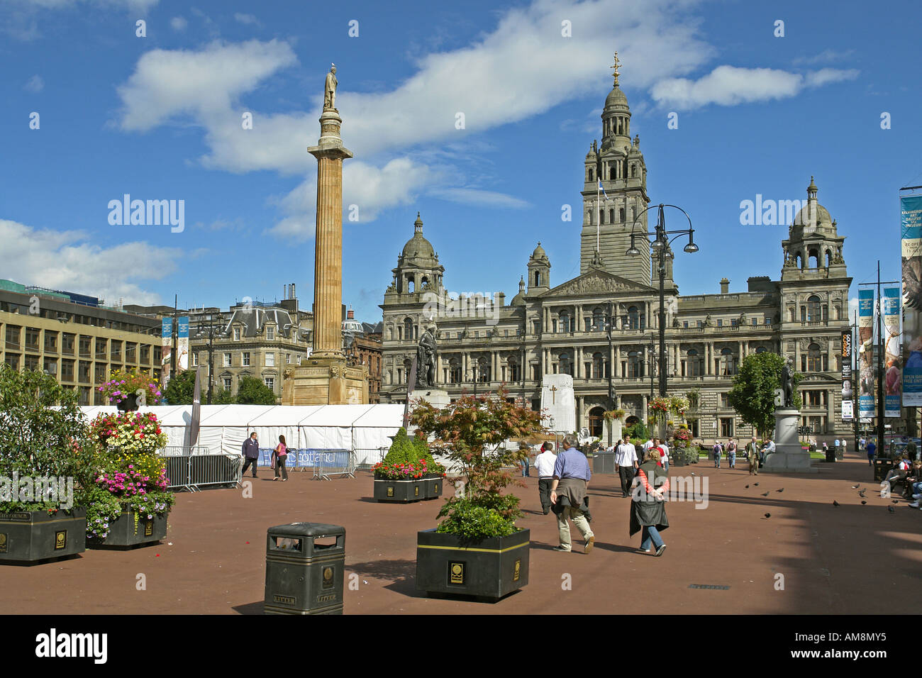George Square se trouve dans le centre de Glasgow avec le siège de la ville de Glasgow en bonne place à l'extrémité est de la place. Banque D'Images