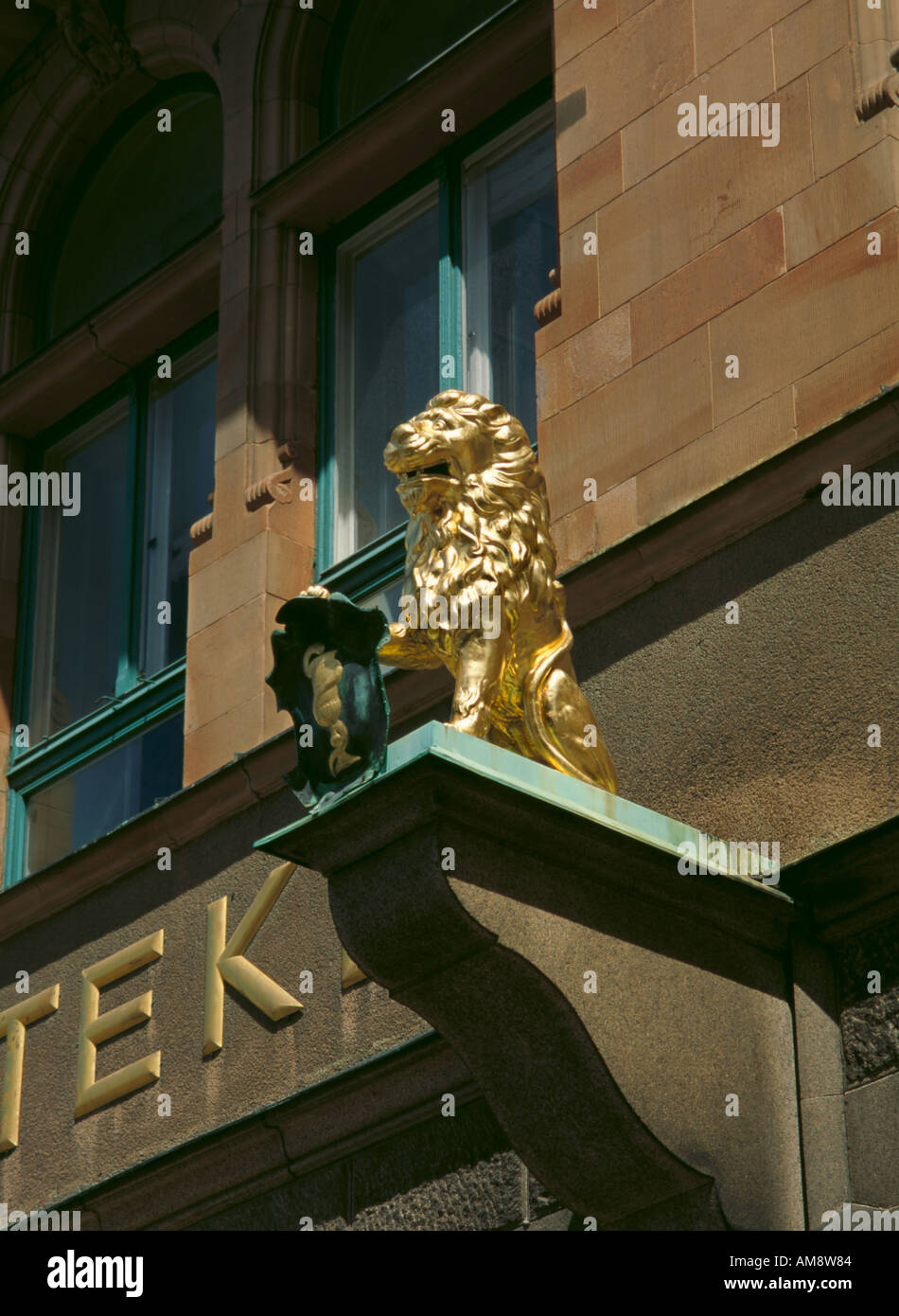 Le lion d'or sur Apoteket Lejonet (pharmacie du Lion), Stortorget (Grand marché), Malmö, Skåne, Suède. Banque D'Images