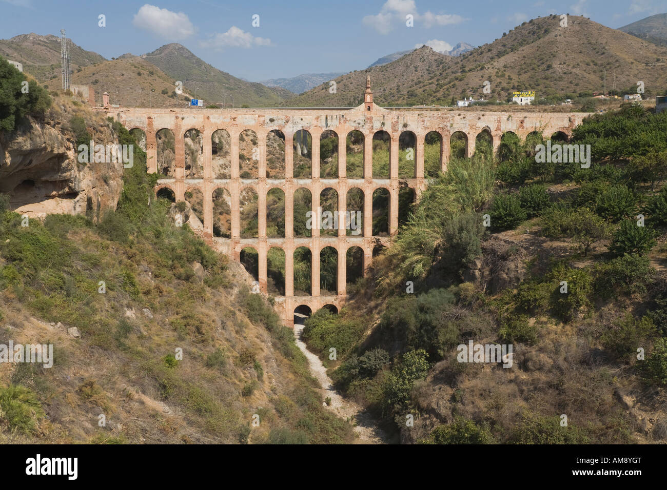 Nerja Costa del Sol Malaga Province Andalousie Espagne Aqueduc sur Maro road Banque D'Images