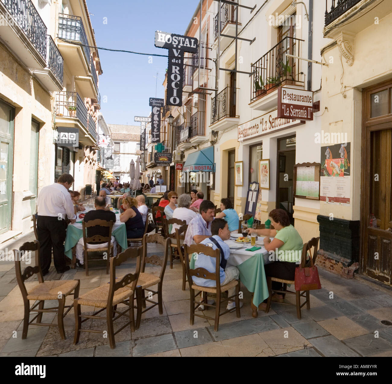 Ronda, Province de Malaga, Espagne. Dîner au restaurant en plein air. Banque D'Images