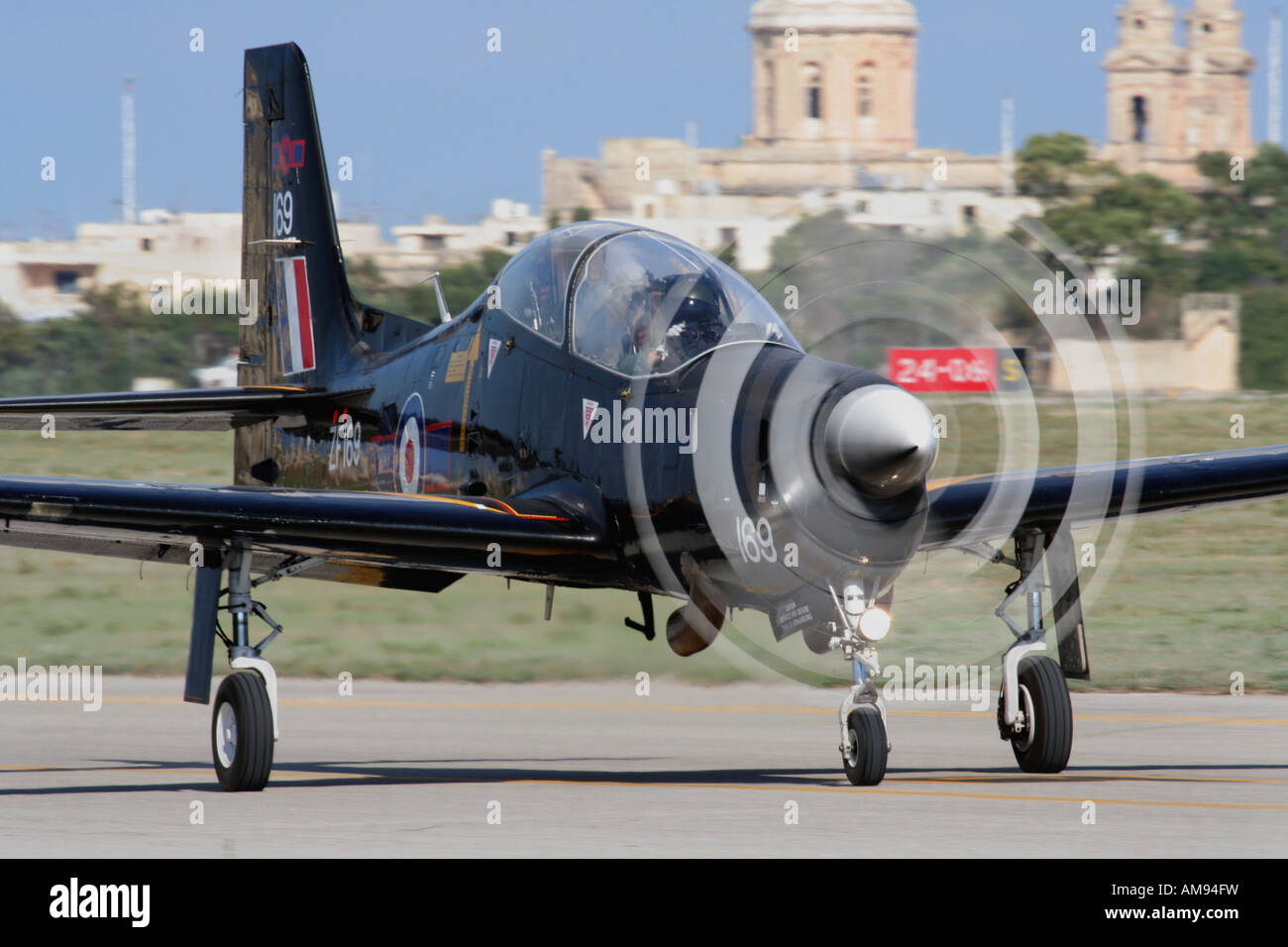 Plan Propeller. Court Tucano T1 turbopropulseur à un seul moteur avion de la RAF au sol à Malte. Vue de face rapprochée avec prop flou. Banque D'Images