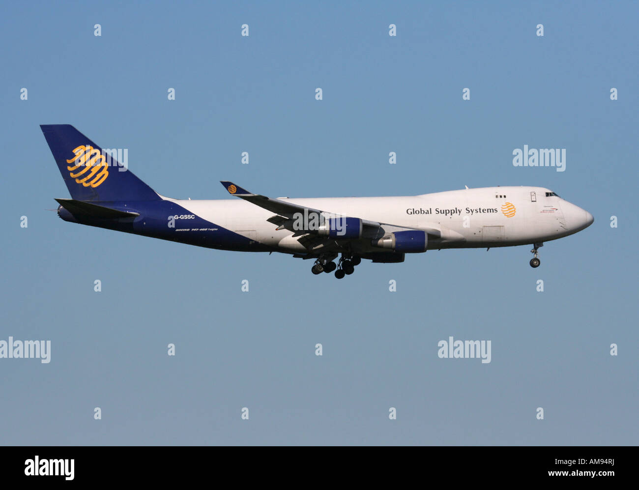 Transport de fret aérien commercial. Les systèmes d'approvisionnement mondial Boeing 747-400 F cargo jet en approche Banque D'Images