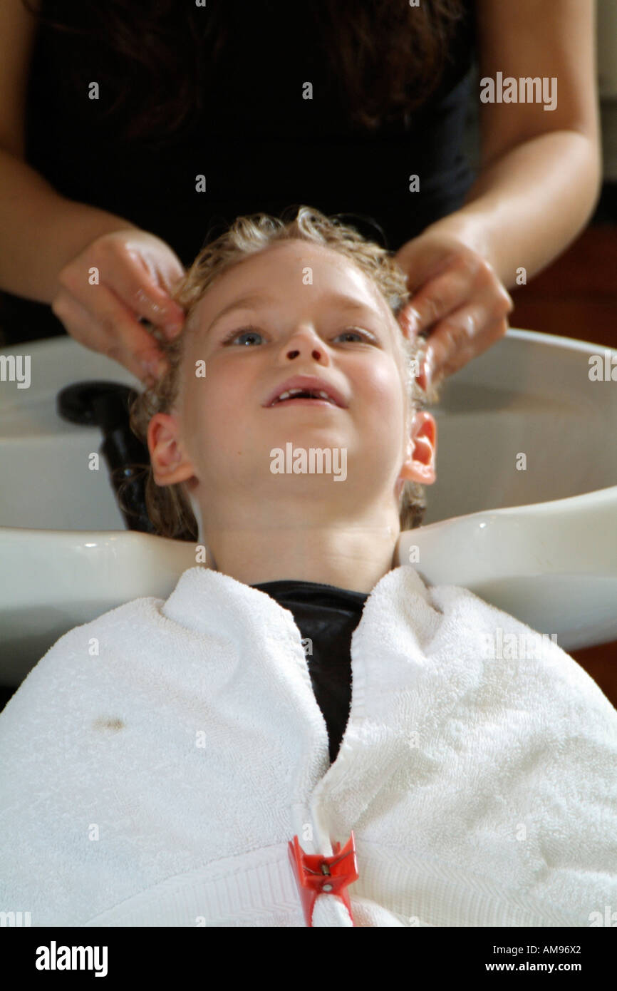 Petite Fille A La Tete D Avoir Un Coiffeur Massage England Uk Photo Stock Alamy
