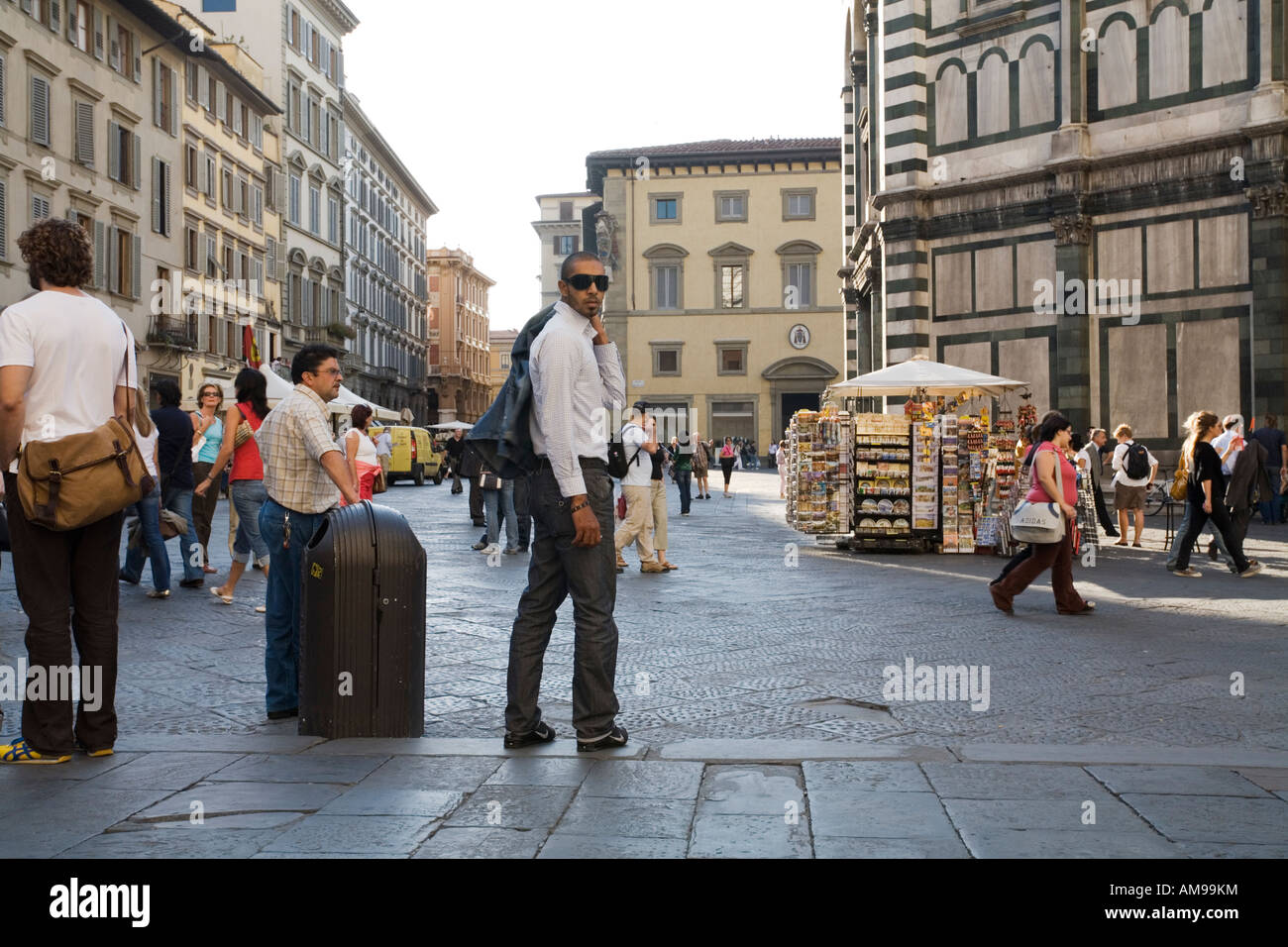 L'homme à la mode dans la rue, Florence, Italie Photo Stock - Alamy