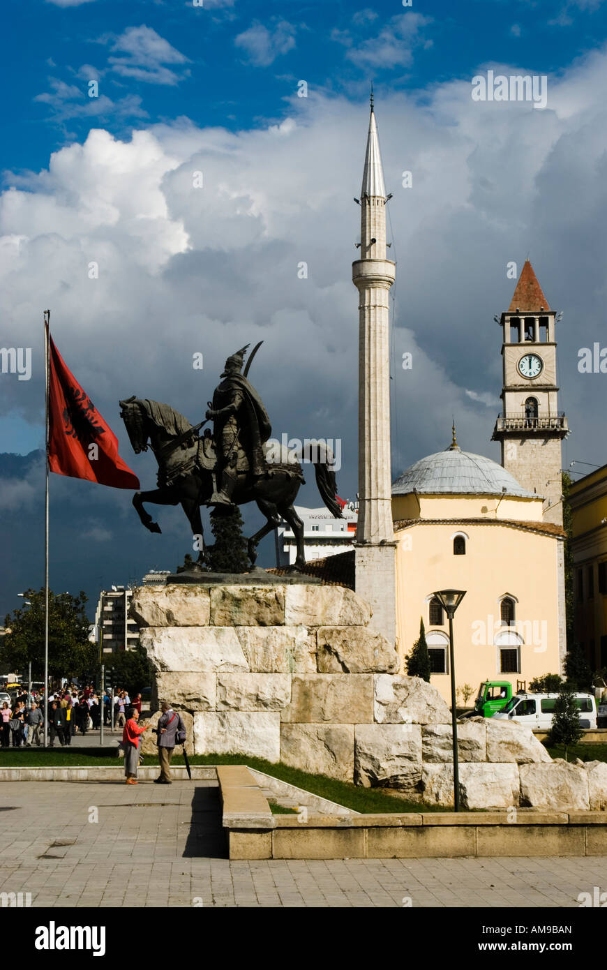 La place Skanderbeg avec Ethem Bey mosquée dans l'arrière-plan. Tirana, Albanie Banque D'Images