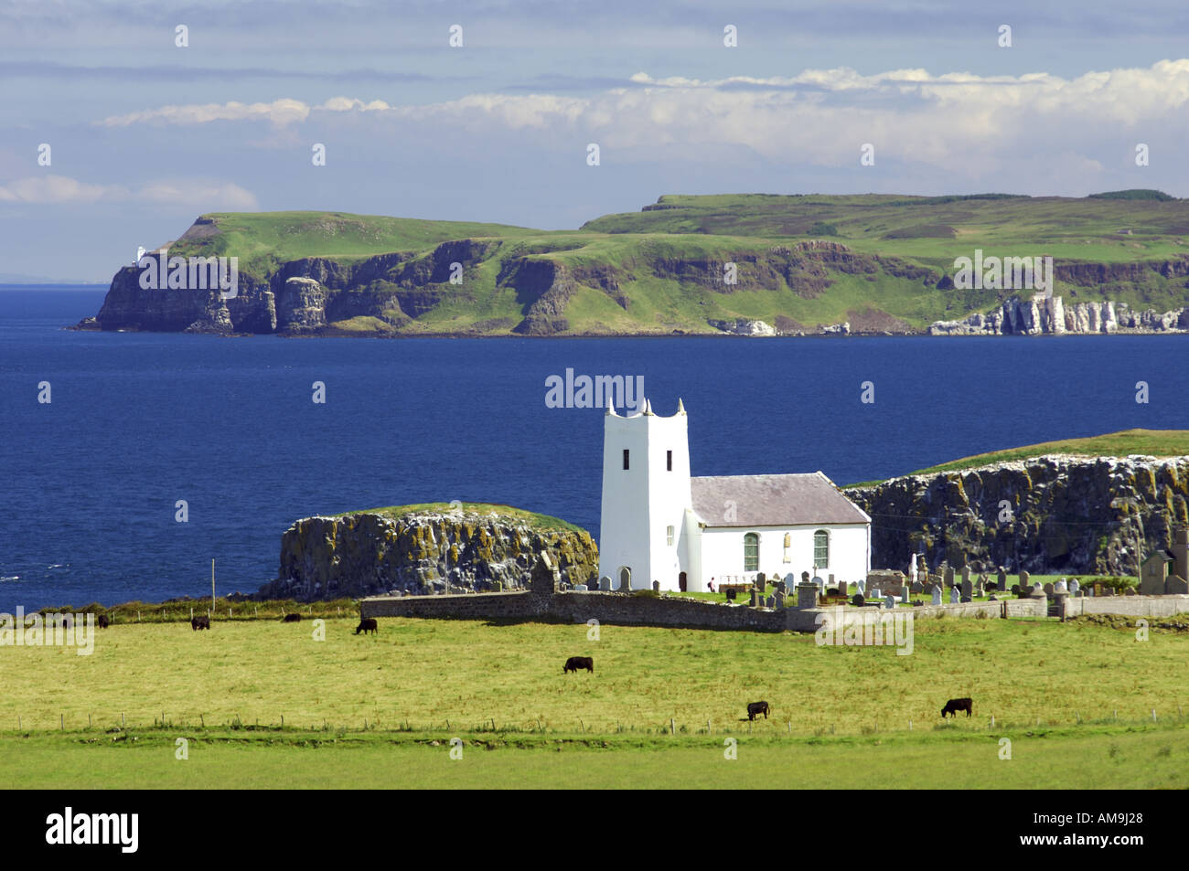 Ballintoy église paroissiale à Ballintoy Harbour près de Bushmills sur le Comté d'Antrim Coast Road. L'île de Rathlin derrière. L'Irlande du Nord Banque D'Images
