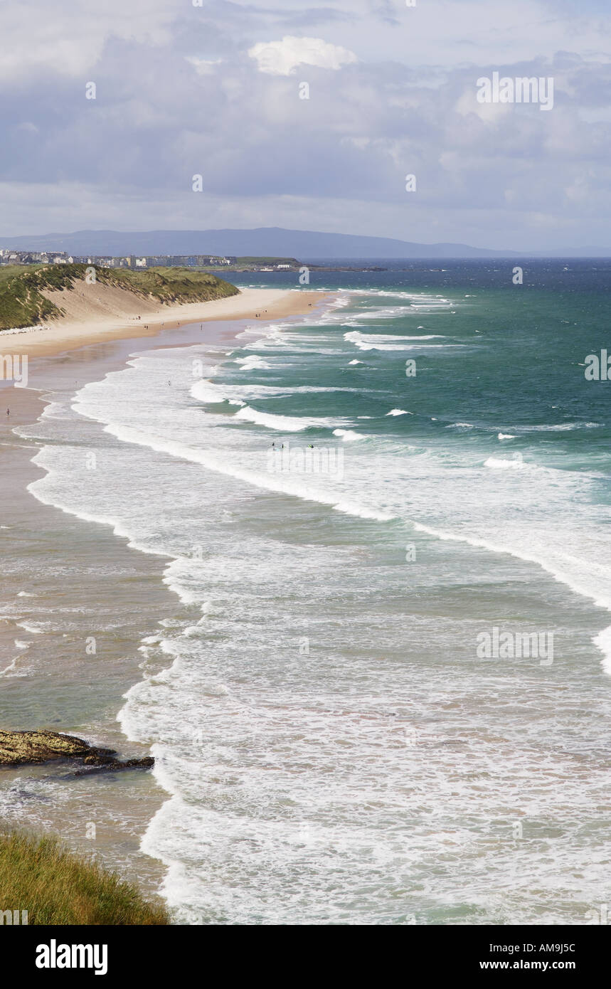 Au-dessus de l'East Strand aux White Rocks en regardant SW à la ville de Portrush au loin. Sur la North Antrim Coast Road, Irlande Banque D'Images