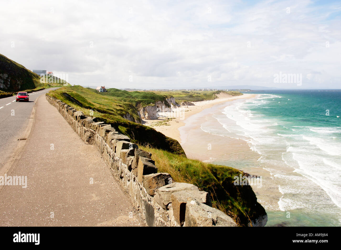 Au-dessus de l'East Strand aux White Rocks en regardant SW à la ville de Portrush au loin. Sur la North Antrim Coast Road, Irlande Banque D'Images