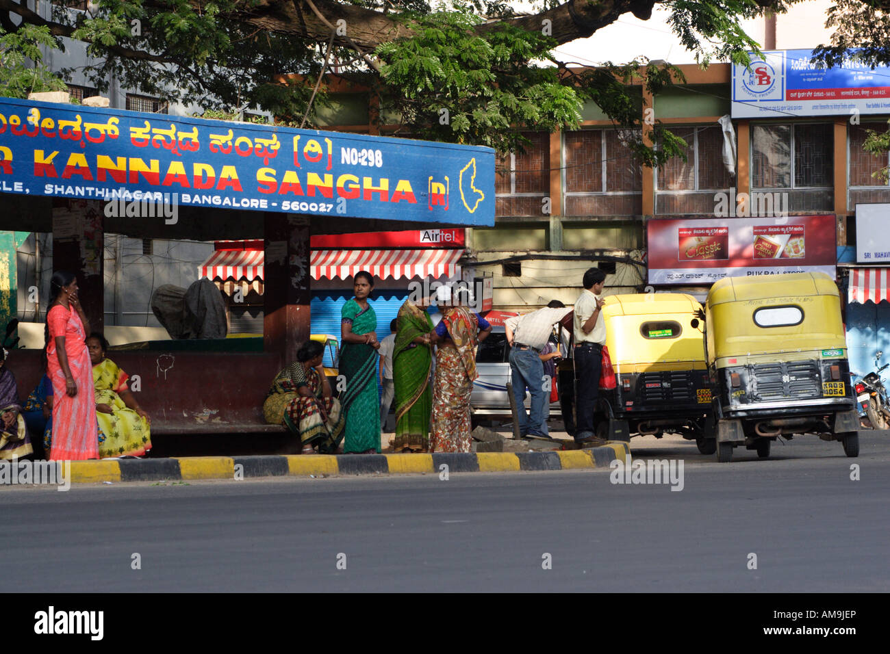 Les femmes attendent à un arrêt de bus dans le district de Shantinagar Bangalore. Banque D'Images