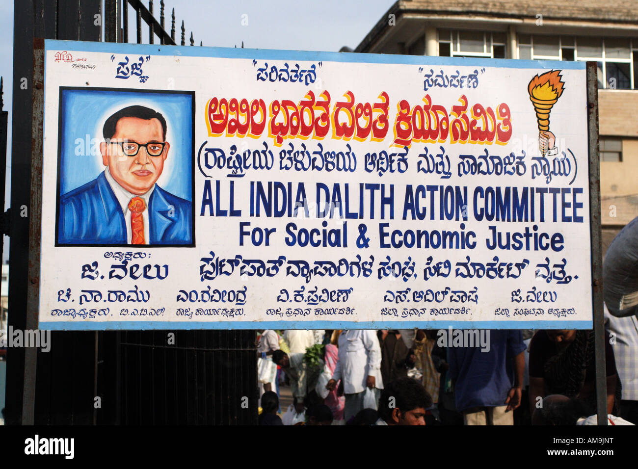 Un signe pour le comité d'action des Dalith qui se tient au marché de la ville, Bangalore, Inde. Banque D'Images