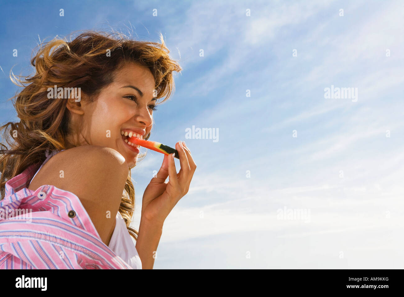 Femme avec sourire pastèque mange à l'extérieur. Banque D'Images