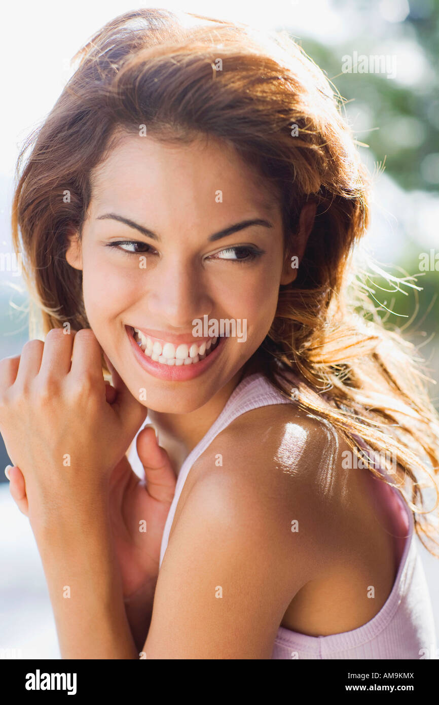 Woman smiling outdoors. Banque D'Images