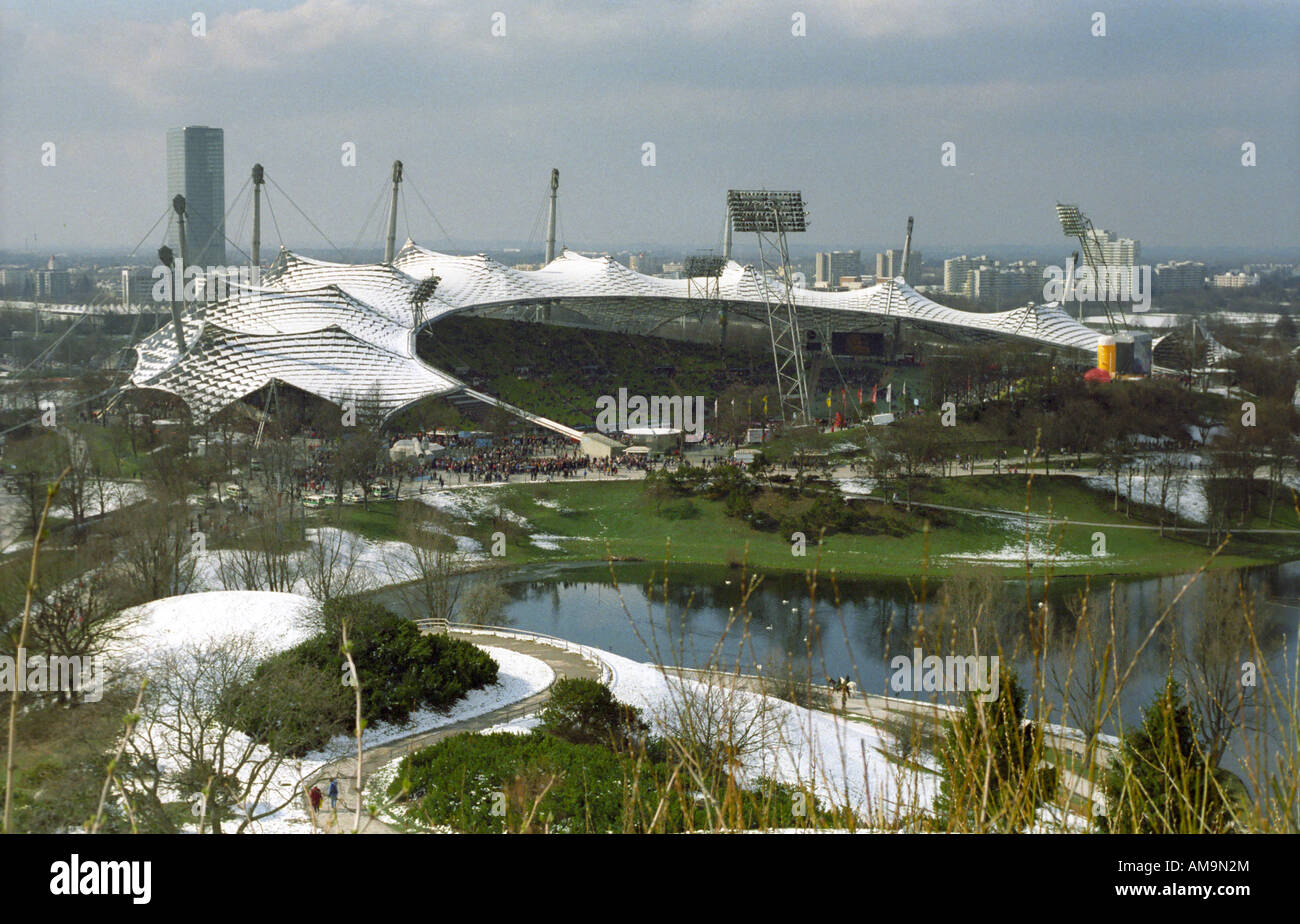 La neige sur le toit du Stade olympique de Munich, en Allemagne. Banque D'Images