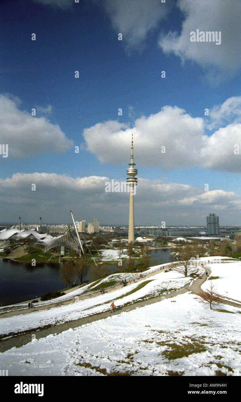 Le stade olympique de Munich Allemagne le long d'une journée d'hiver. La neige se trouve sur le terrain et les gens sont dehors. Banque D'Images