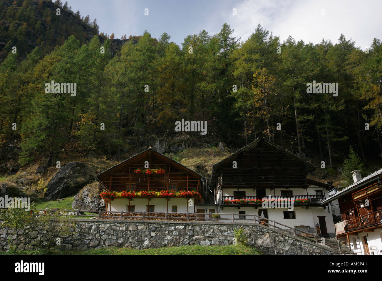 Maisons Walser typiques à Gressoney la Trinite, Valle d'Aoste, Italie Banque D'Images