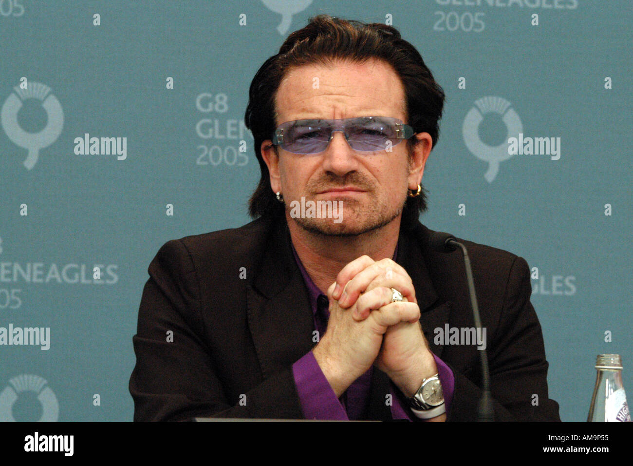 Le chanteur Bono de U2 à la conférence de presse du sommet du G8 de Gleneagles en Ecosse 2005 Banque D'Images