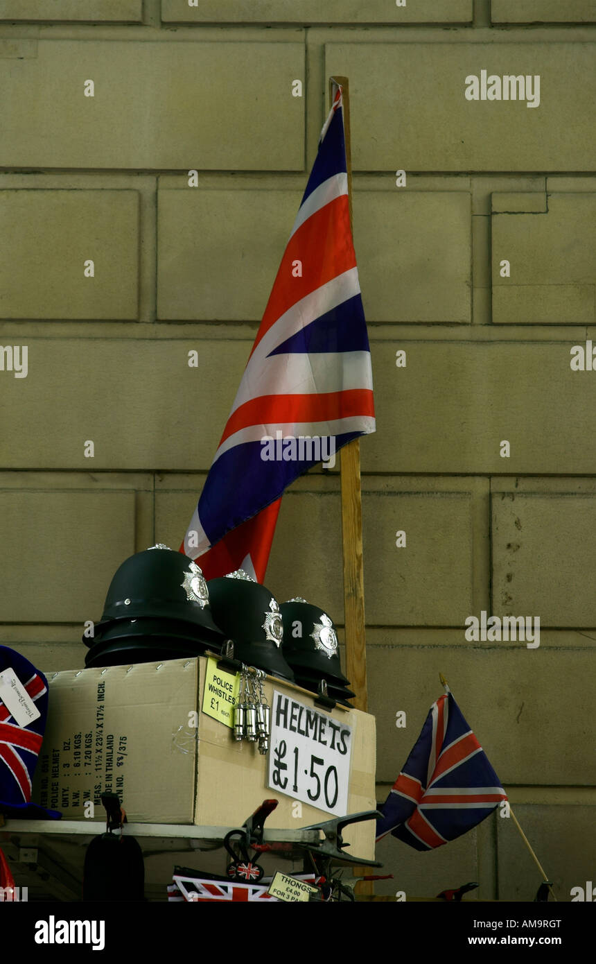 Les policiers anglais nouveauté casques pour la vente à Londres Banque D'Images