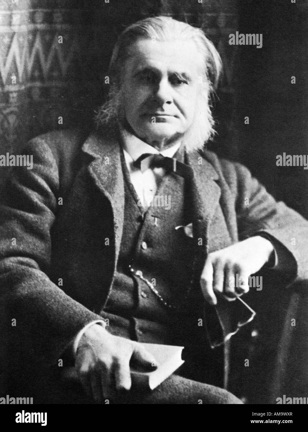 Thomas Henry Huxley 1825 1895 studio photo portrait de l'éminent professeur scientifique victorien TH Huxley Banque D'Images