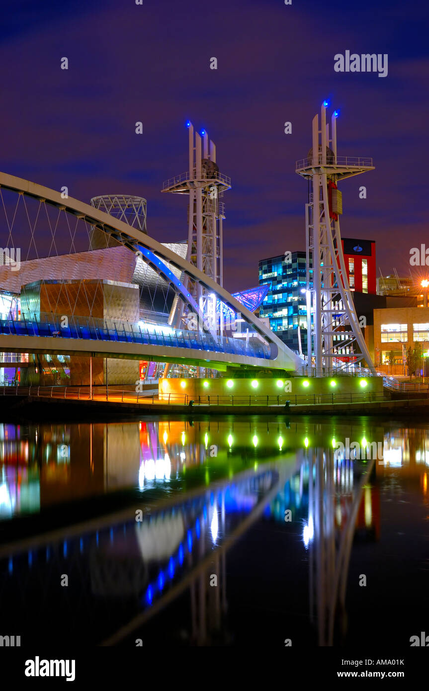 Passerelle pour piétons et Lowry suspension bloc de bureau nuit crépuscule soir Salford Quays Manchester en Angleterre Angleterre europe Banque D'Images