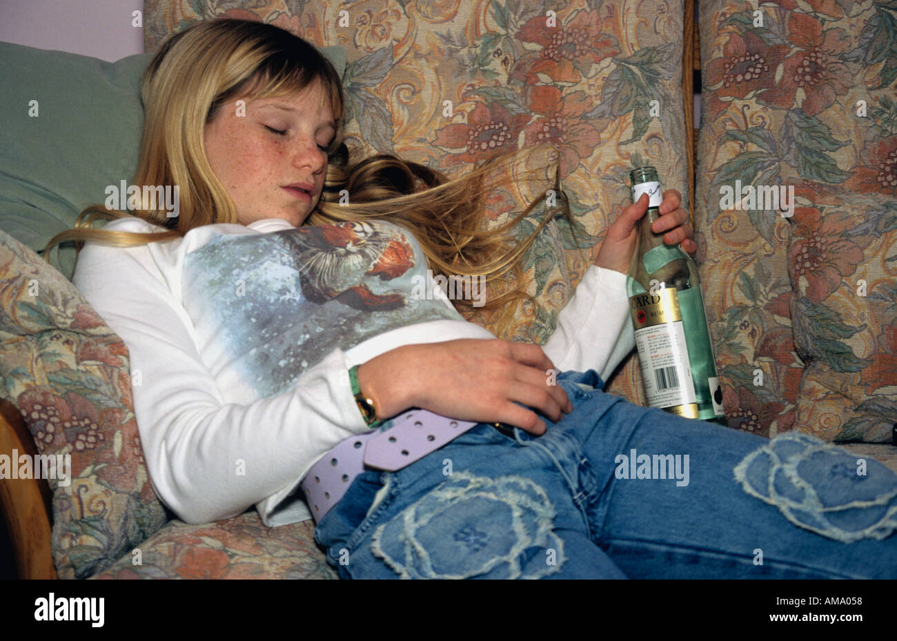 Teenage girl drunk Banque D'Images