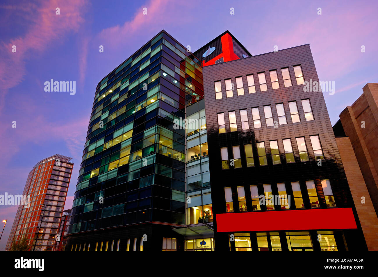 Bloc de bureau moderne à lowry centre nuit crépuscule soir Salford Quays Manchester en Angleterre Angleterre europe Banque D'Images