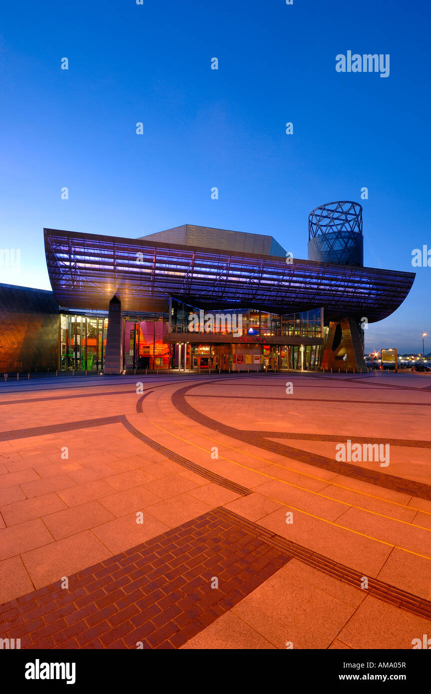 Lowry Centre nuit crépuscule soir Salford Quays Manchester en Angleterre Angleterre europe Banque D'Images