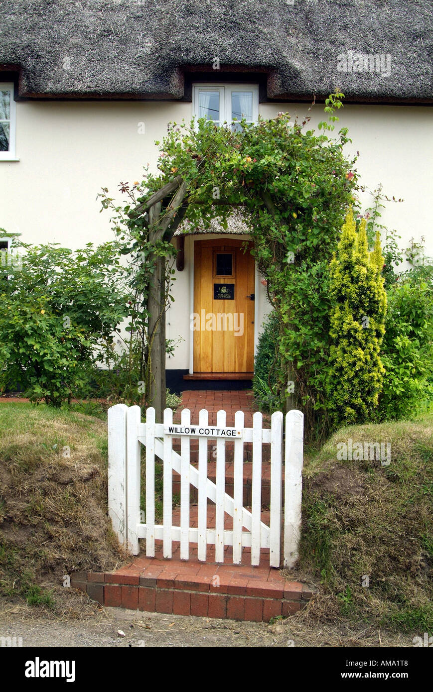 Thatch porte porte d'entrée portail blanc chemin étape Devon, Angleterre Royaume-uni GB EU Europe Royaume-Uni Grande-Bretagne Banque D'Images