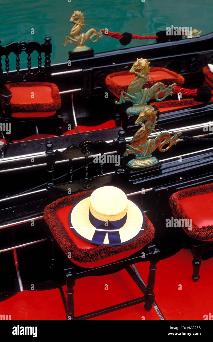 Italie Venise détail de gondolier s hat et gondoles Banque D'Images