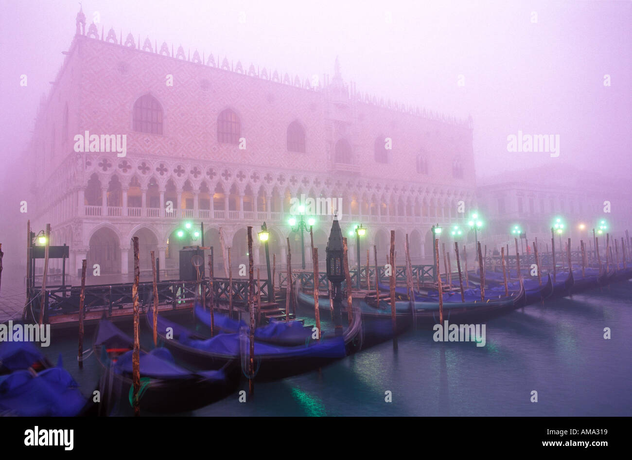 Italie Venise Le Palais des Doges s et Moro San Marco dans le brouillard Banque D'Images