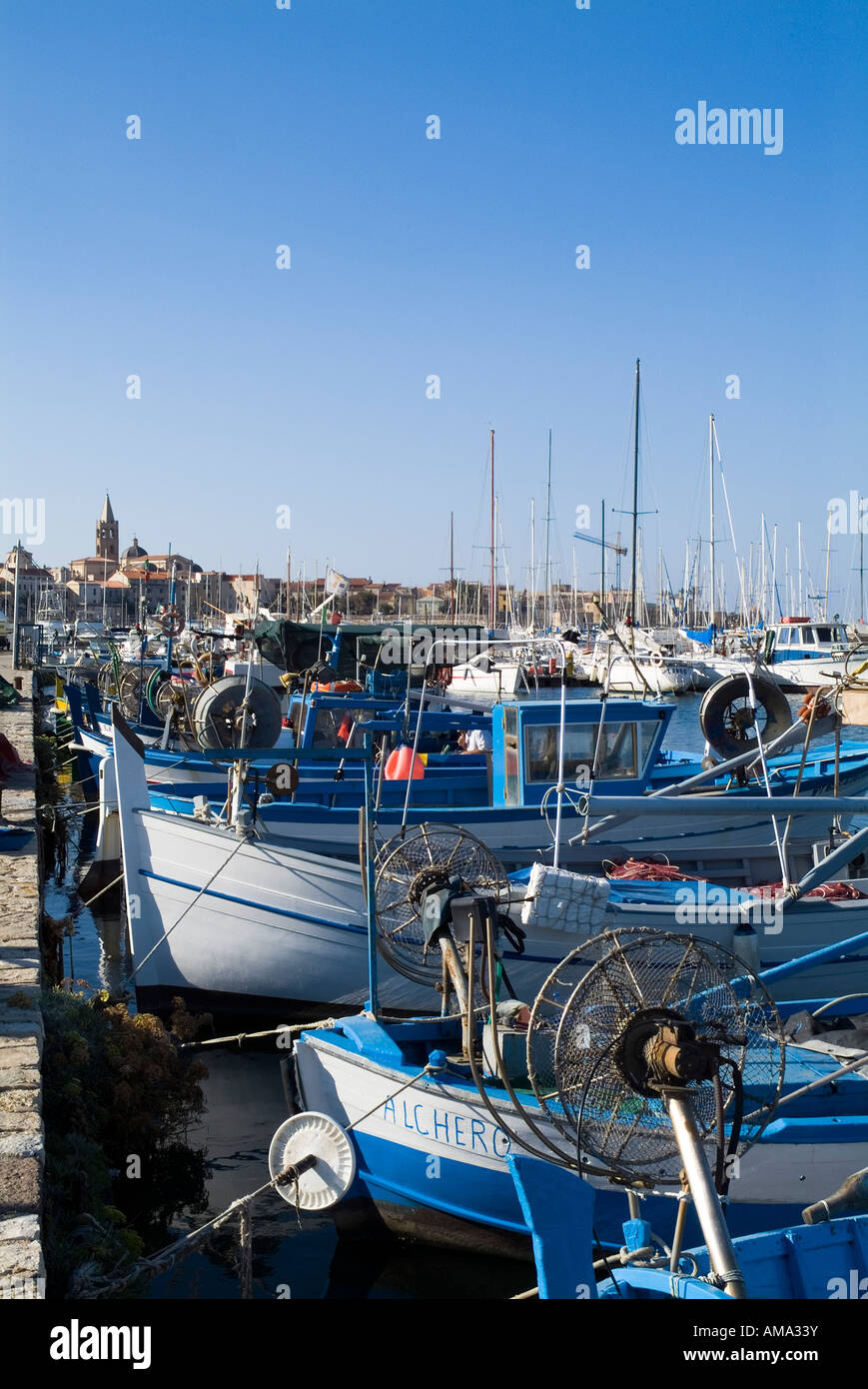 dh ALGHERO SARDAIGNE bateaux de pêche au quai port port quai bateau à poissons Banque D'Images