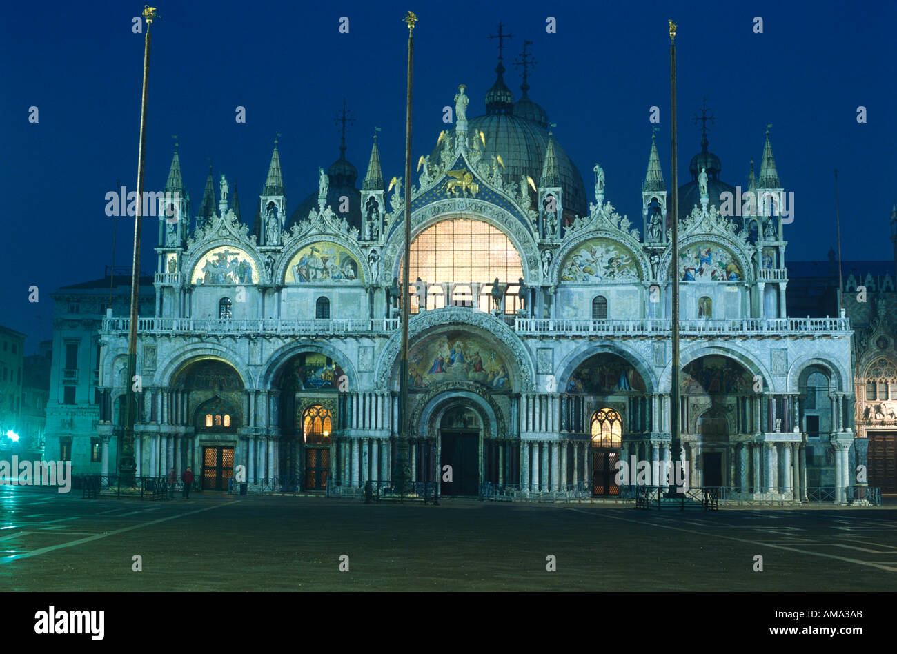 Italie Venise la Basilique de San Marco Piazza San Marco est éclairée la nuit Banque D'Images