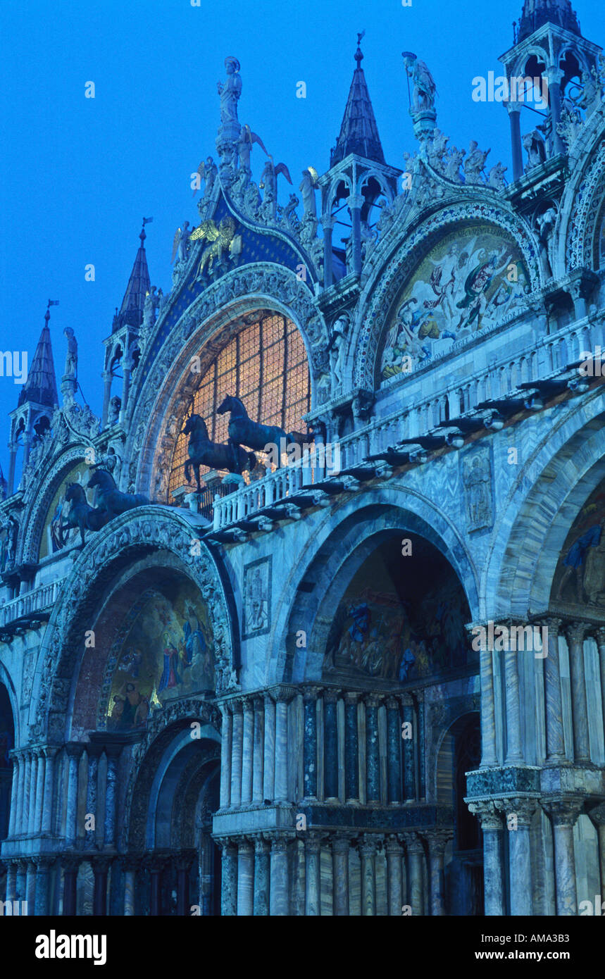 Italie Venise façade de la Basilique de San Marco à allumé à l'aube de la Piazza San Marco Banque D'Images