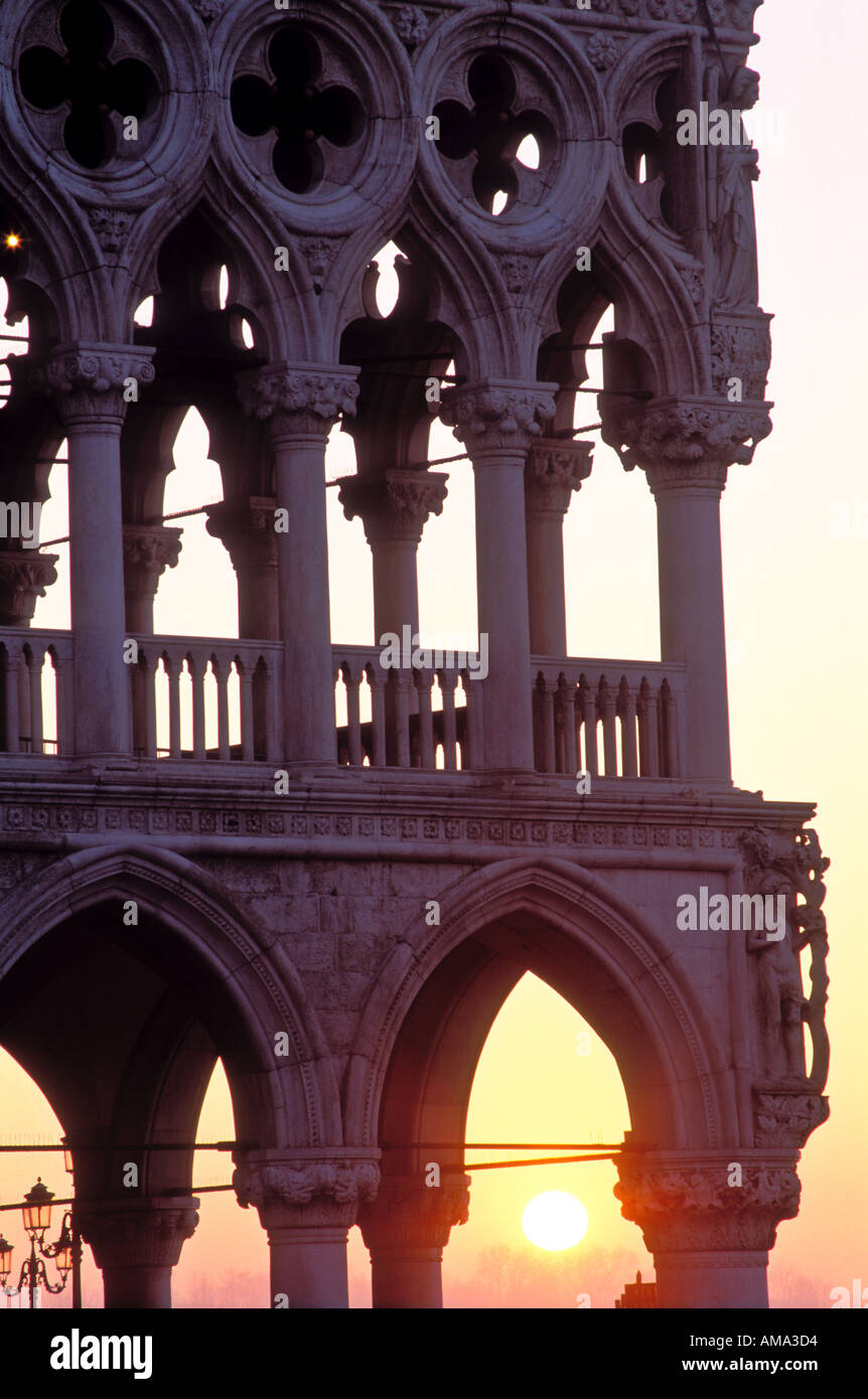Italie Venise Le Palais des Doges (Palazzo Ducale) s détail du coin externe de palace au lever du soleil Banque D'Images