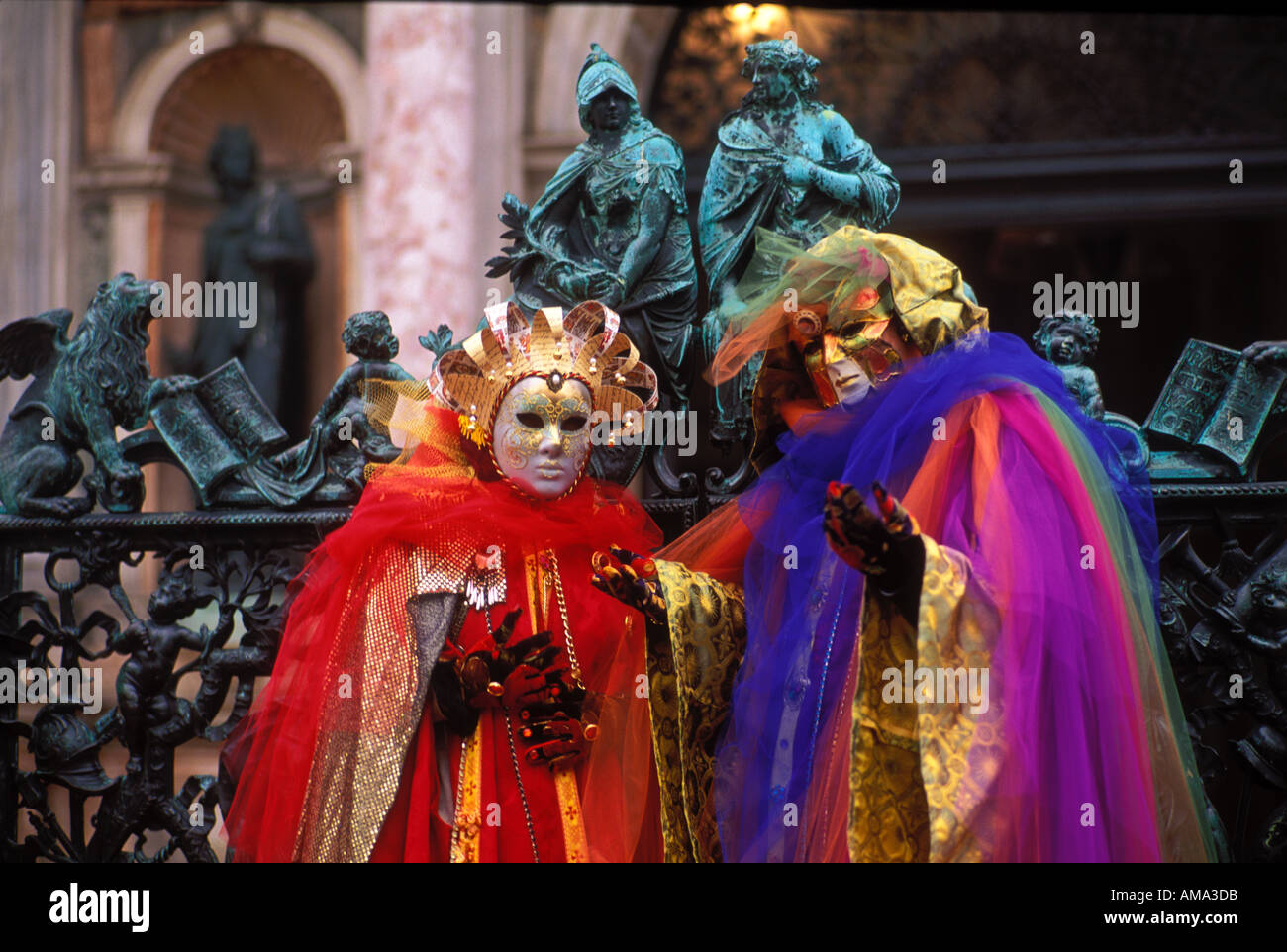 Italie Venise Piazza San Marco Carnevale fêtards habillés en costume de carnaval Banque D'Images