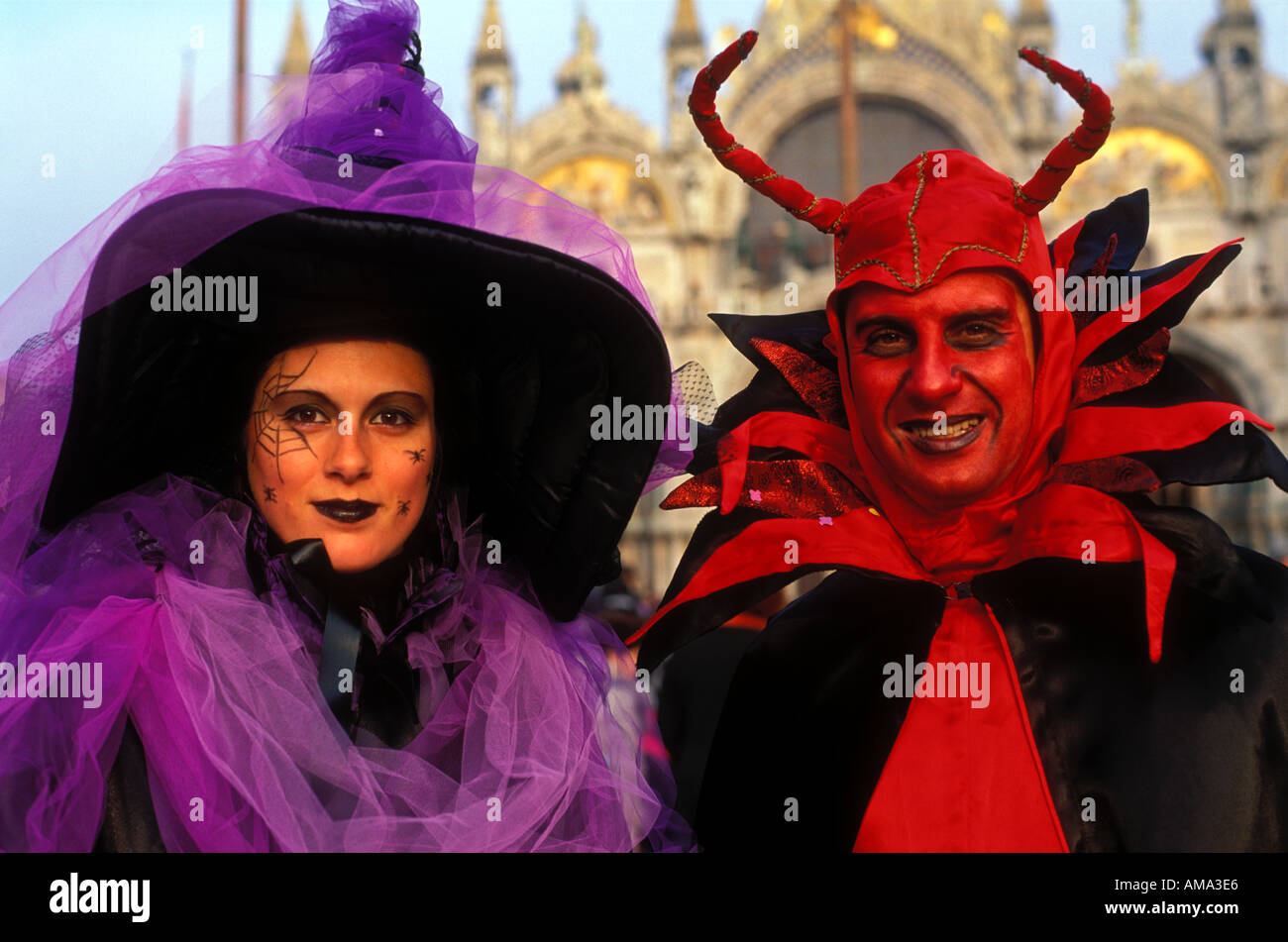 Italie Venise Piazza San Marco à Carnevale Carnival avec revelers habillés en costume Banque D'Images