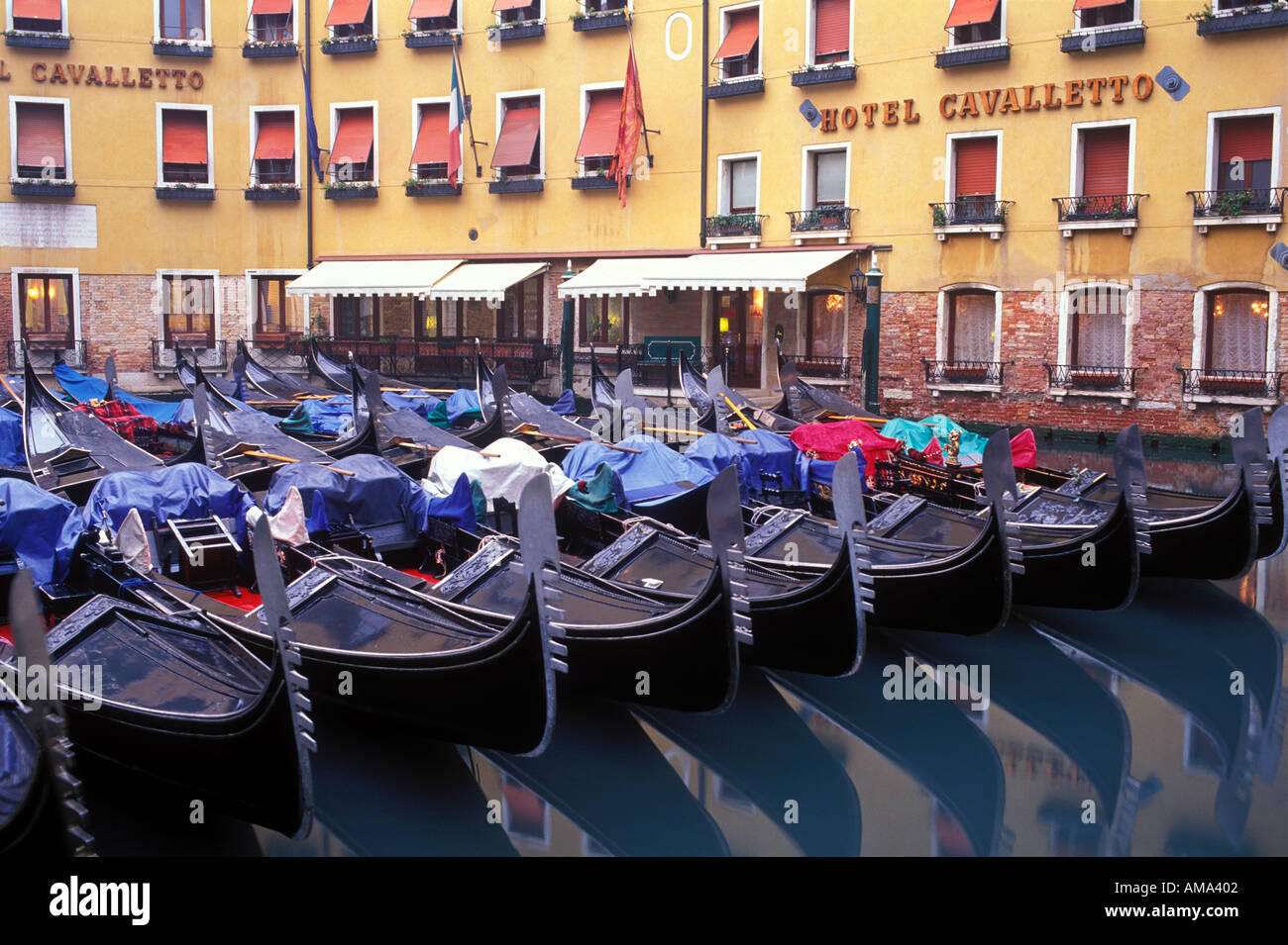 Italie Venise gondoles amarrés dans le Bacino Orseolo Banque D'Images