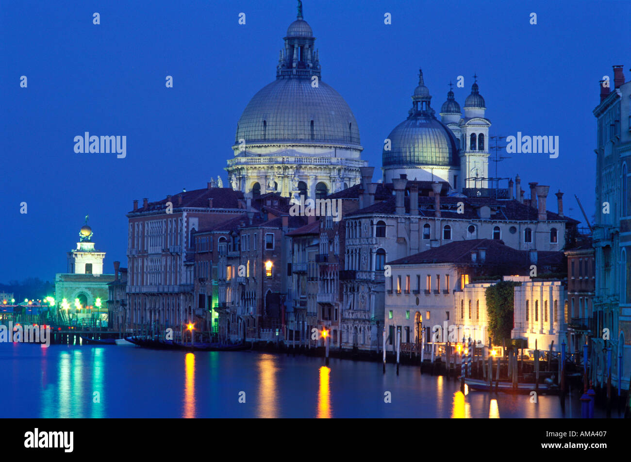 Italie Venise Le Grand Canal avec Santa Maria della Salute est éclairée la nuit Banque D'Images