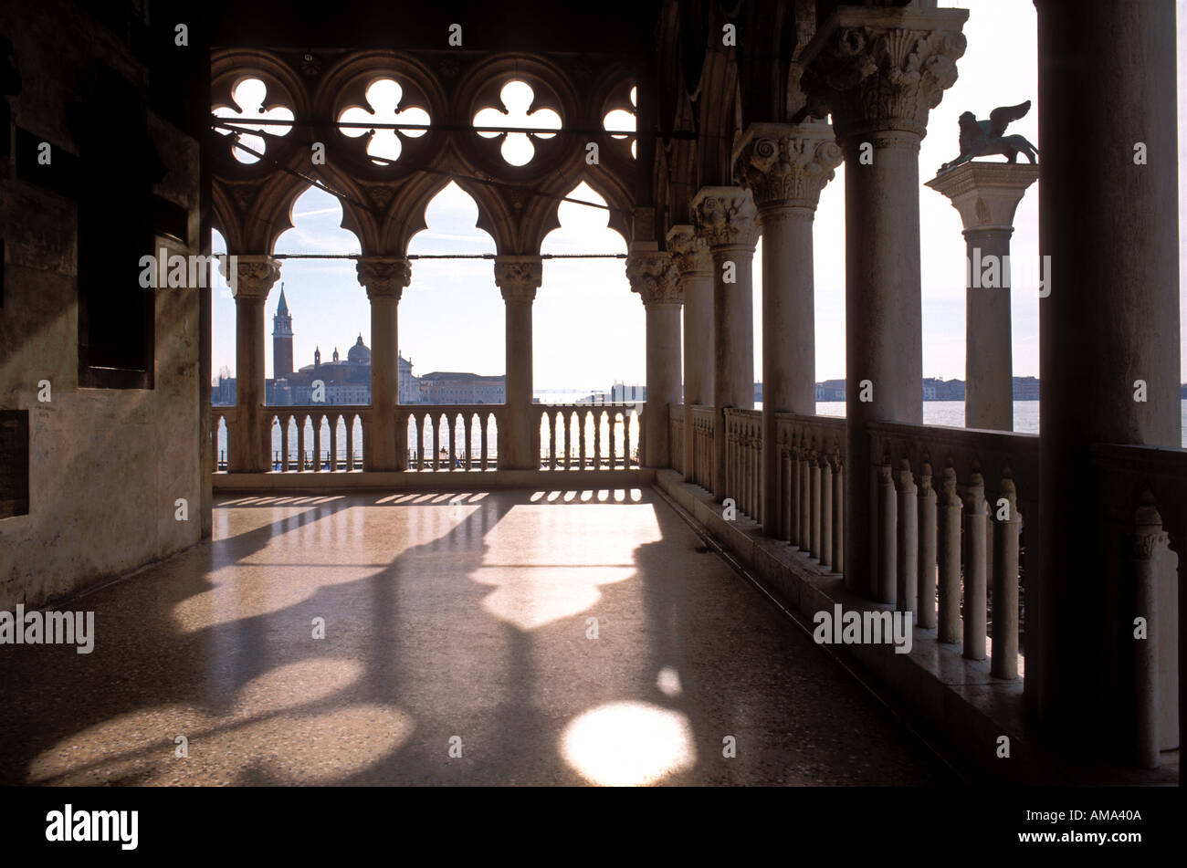 Italie Venise Le Palais des Doges (Palazzo Ducale) s Vue de San Giorgio Maggiore grâce à arches Banque D'Images