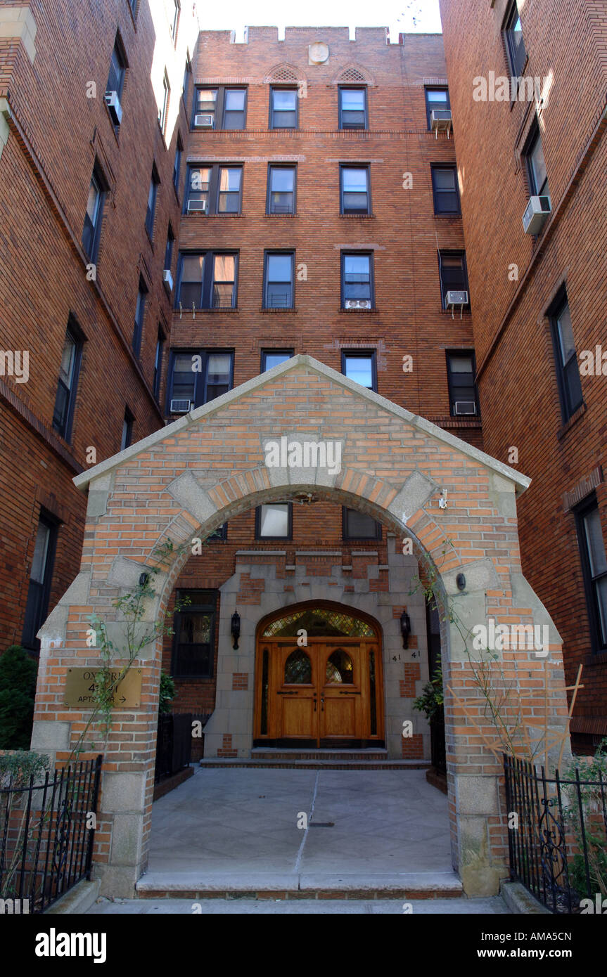 Entrée d'un immeuble d'appartements dans le Queens à New York Sunnyside Banque D'Images Entrée d'un immeuble d'appartements dans le Queens à New York Sunnyside Banque D'Images