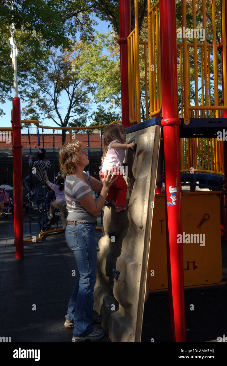 Mère et fille sur la taille d'un mur d'escalade en aire de Sunnyside Queens à New York Banque D'Images