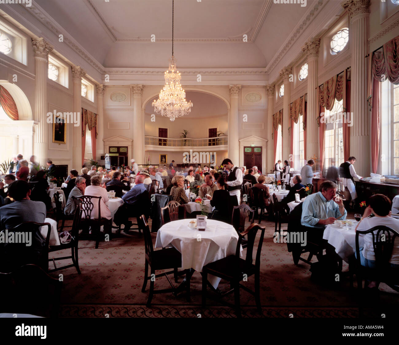 La pompe à l'intérieur de la Chambre Baignoire Bains Romains en Angleterre Banque D'Images
