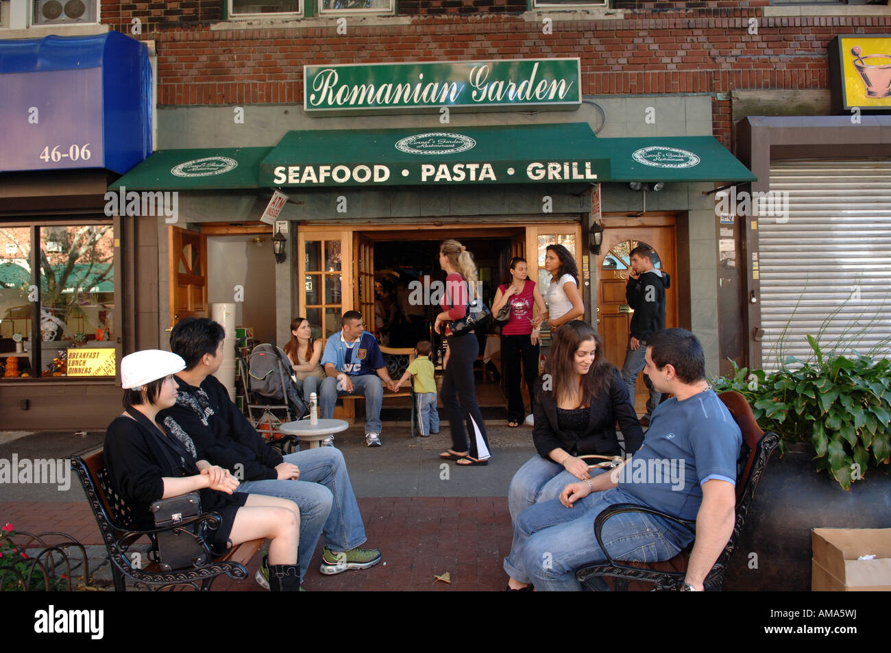 Cornel s Garden Restaurant roumain dans le Queens à New York Sunnyside Banque D'Images Cornel s Garden Restaurant roumain dans le Queens à New York Sunnyside Banque D'Images