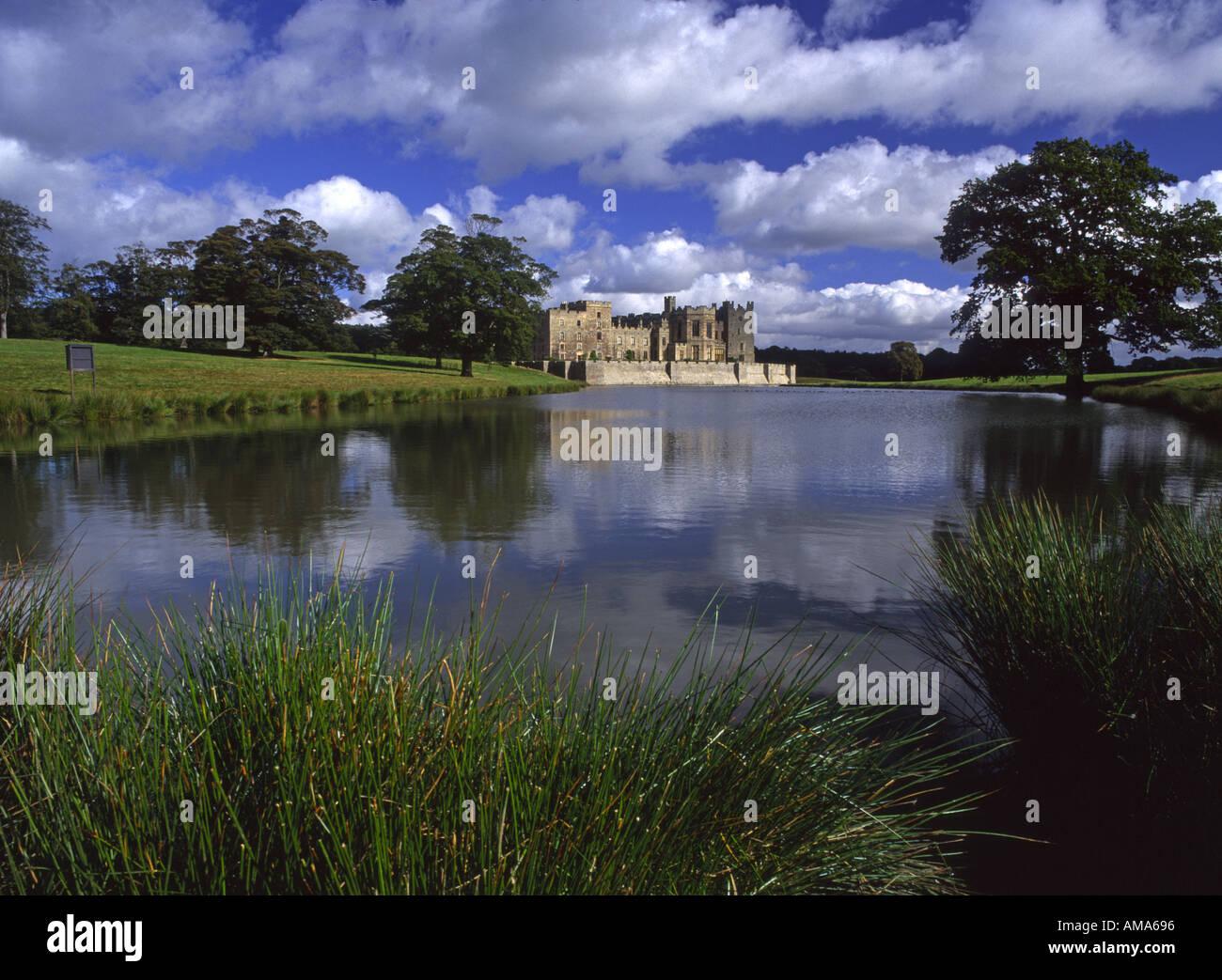 Raby Castle et le lac Staindrop County Durham Angleterre Banque D'Images